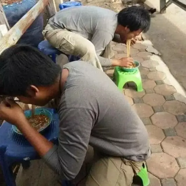 6 Potret Orang Menyusahkan Diri saat Makan Mi Ini Bikin Geleng Kepala
