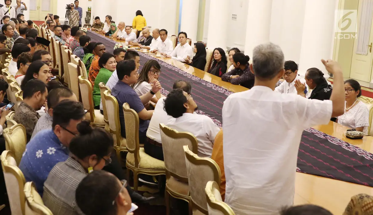 Presiden Jokowi menyimak penjelasan dari salah satu pelaku bisnis industri kopi Tanah Air saat Ngopi Sore di Istana Bogor, Jawa Barat, Minggu (1/10). (Liputan6.com/Angga Yuniar)
