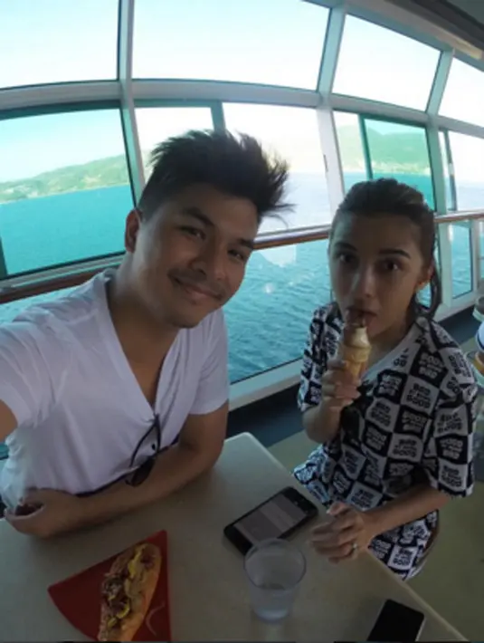 Setelah asyik berendam di Jacuzzi, sepertinya Chelsea Olivia merasa lapar. Ia pun nampak bersemangat dengan es krim di tangannya, tak lupa hotdog yang siap di santap sudah berada di depan Glenn! (via instagram/@chelseaoliviaa)