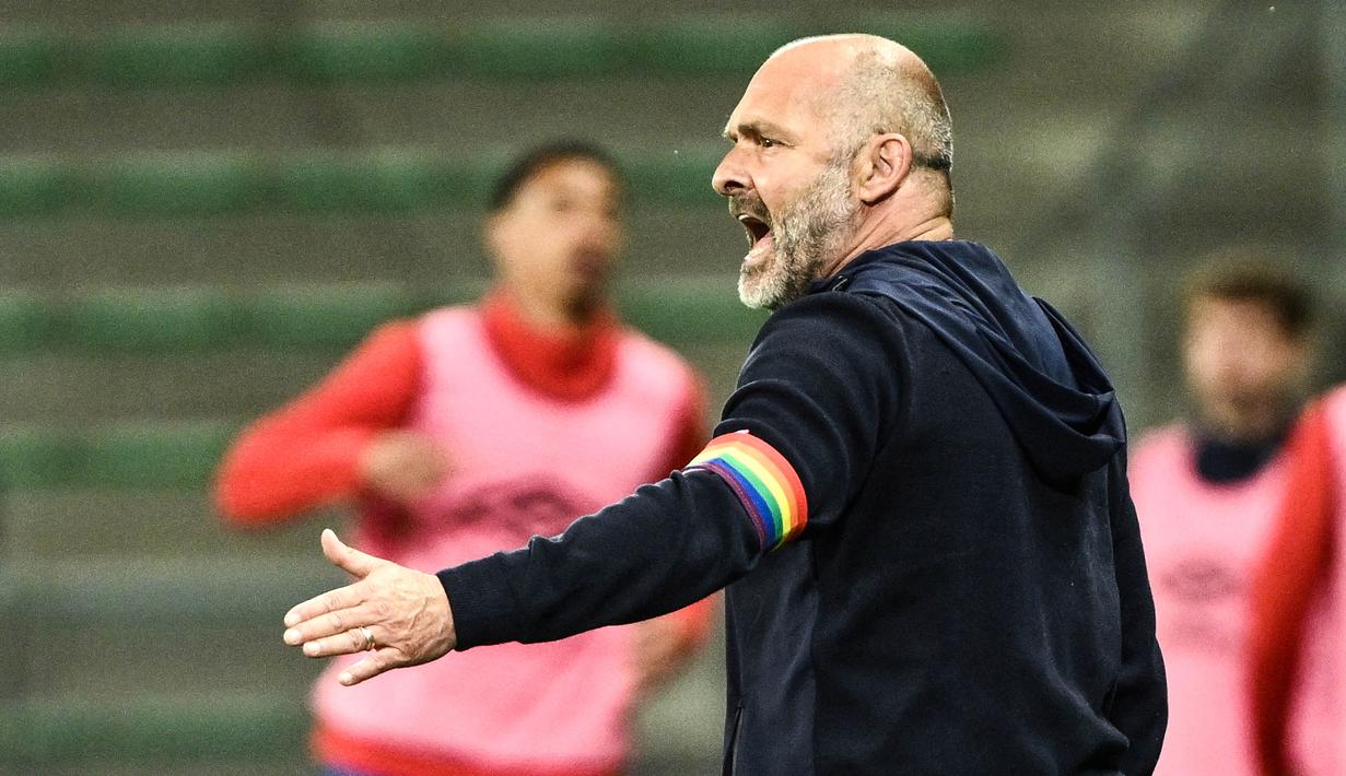 Pascal Dupraz meminta para pemainnya yang mayoritas muslim untuk tak berpuasa. Dupraz menilai merosotnya permainan Etienne tak lain karena banyak pemain yang kondisi fisiknya tak prima karena berpuasa. (AFP/Jeff Pachoud)