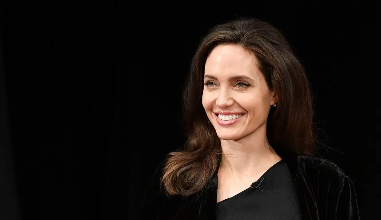 Angie melanjutkan, jika kamu menjadi wanita yang suka membaca, traveling, belajar, dan bergaul dengan banyak orang, maka kamu akan menjadi wanita yang cerdas. (Dia Dipasupil / GETTY IMAGES NORTH AMERICA / AFP)