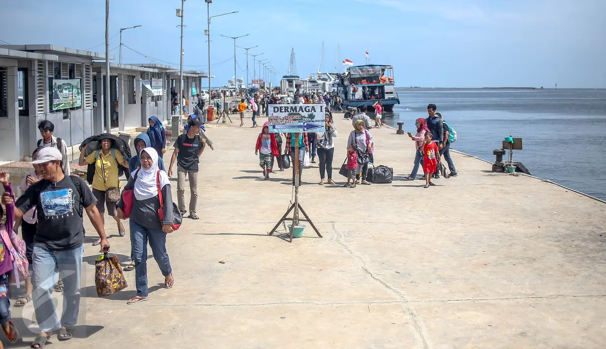 Terkait kejadian terbakar kapal Zahro Express yang mengangkut penumpang yang ingin berlibur ke Pulau Seribu, Kemenhub akan memperketat SOP keselamatan baik di Pelabuhan, Bandara dan Stasiun Kereta Api, Jakarta, Senin (2/1). (Liputan6.com/Faizal Fanani)