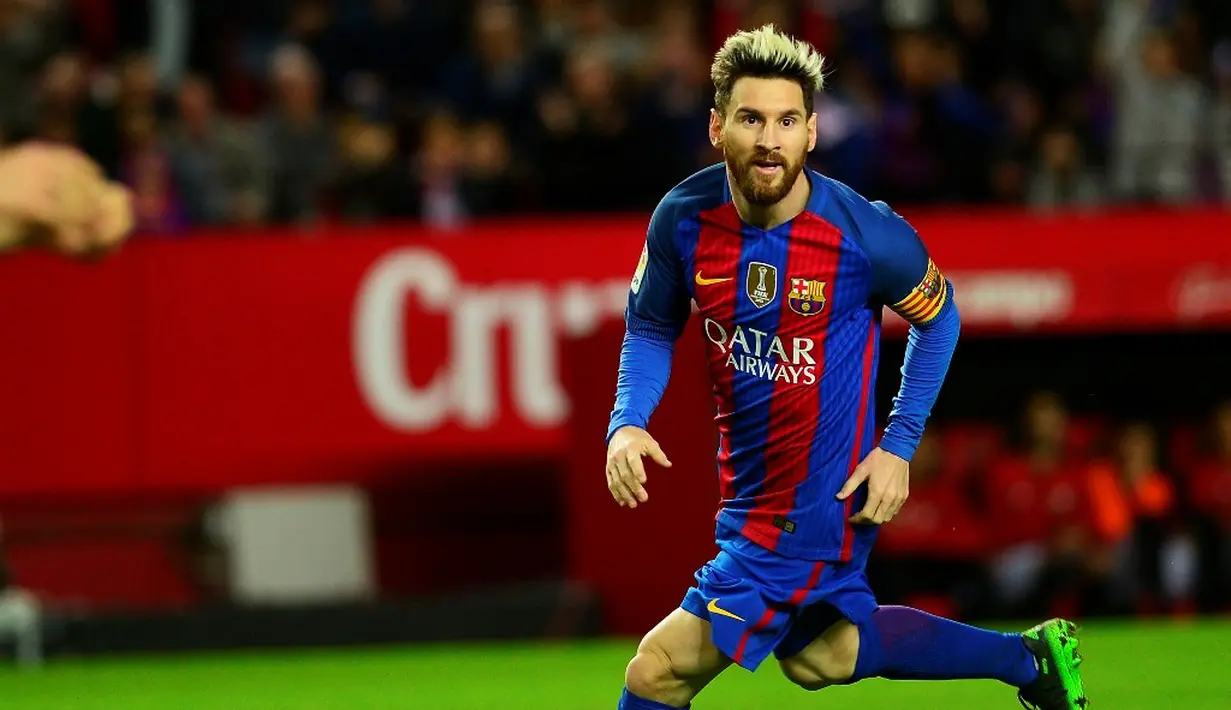 Sempat tertinggal lebih dulu, Barcelona berbalik menang 2-1 atas Sevilla pada pertandingan lanjutan La Liga, di Ramon Sanchez Pizjuan Stadium, Minggu (6/11/2016). Lionel Messi mencetak satu gol. (AFP/Cristina Quicler)