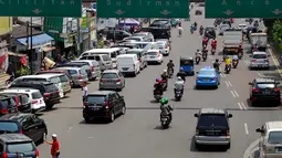 Meskipun saat ini sudah diberlakukan sanksi berupa denda kepada kendaraan yang diparkir sembarangan, namun masih banyak pengendara yang tak menghiraukan dan nekat memarkirkan kendaraannya di bahu jalan, Senin (22/9/2014) (Liputan6.com/Johan Tallo) 