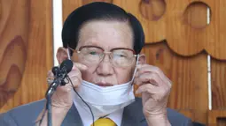 Pemimpin sekte Gereja Shincheonji Yesus, Lee Man-hee berbicara saat menggelar konferensi pers di Gapyeong, Senin (2/3/2020). Pemimpin sebuah sekte Korea Selatan terkait dengan sekitar setengah dari 4.000 kasus Virus Corona di negara itu, meminta maaf atas penyebaran penyakit tersebut. (POOL/AFP)