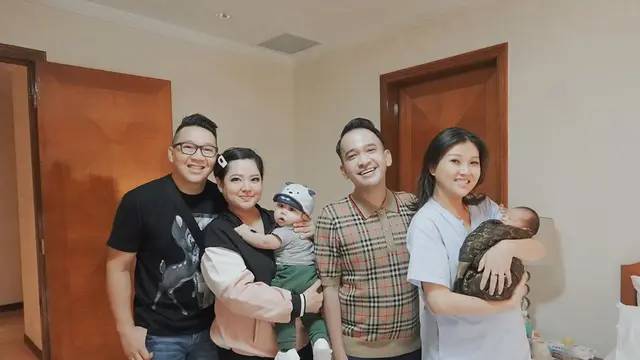 Seleb menjenguk Sarwendah (Sumber: Instagram/sarwendah29)