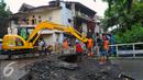 Petugas Dinas PU melakukan perbaikan Jembatan Inspeksi Kali Grogol yang ambles di Komplek Hankam, Slipi, Jakarta, Senin (21/3). Penyebab Amblesnya jembatan diduga terjadi pergeseran tanah dibagian pondasi jembatan. (Liputan6.com/Faisal R Syam)