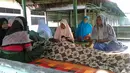 Kerabat memanjatkan doa di dekat jenazah korban gempa 6,4 SR yang mengguncang Kabupaten Pidie Jaya, Aceh, Rabu (7/12). Empat orang meninggal dunia dan sekitar 30 warga mengalami luka-luka akibat tertimpa bangunan roboh. (Zian Muttaqien/AFP)