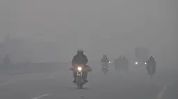 Kabut asap pekat mengganggu aktivitas warga di Lahore, Pakistan, 24 November 2023. (Arif ALI/AFP)