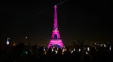 Foto yang diambil dari alun-alun Trocadero ini menunjukkan Menara Eiffel yang diterangi dengan warna merah muda di Paris pada tanggal 1 Oktober 2023. (Dimitar DILKOFF/AFP)