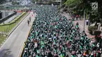 Ribuan pengemudi ojek online melakukan konvoi di Jalan Medan Merdeka Barat, Jakarta, Selasa (27/3). Mereka bergerak dari IRTI Monas menuju seberang Istana Merdeka untuk menuntut Pemerintah melakukan rasionalisasi tarif. (Liputan6.com/Arya Manggala)