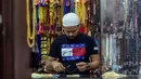 Seorang pedagang memajang tasbih untuk dijual selama bulan suci Ramadan di sebuah pasar di Kota Kuwait (25/5/2019). Negara ini berbatasan dengan Arab Saudi di sebelah selatan dan Irak di utara. (AFP Photo/Yasser Al-Zayyat)