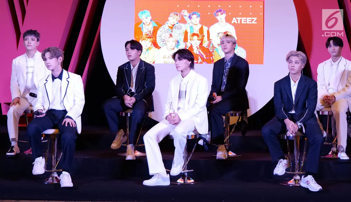 Boyband Korea Ateez saat menghadiri jumpa pers  “Smartfren WOW Concert 2019” di SCTV TOWER, Jakarta, Jumat (20/9/2019). Konser yang bertajuk "Raih Mimpi Bersama Smartfren" itu menampilkan sejumlah artis nasional dan internasional seperti Chung Ha, Ateez. (Liputan6.com/Herman Zakharia)