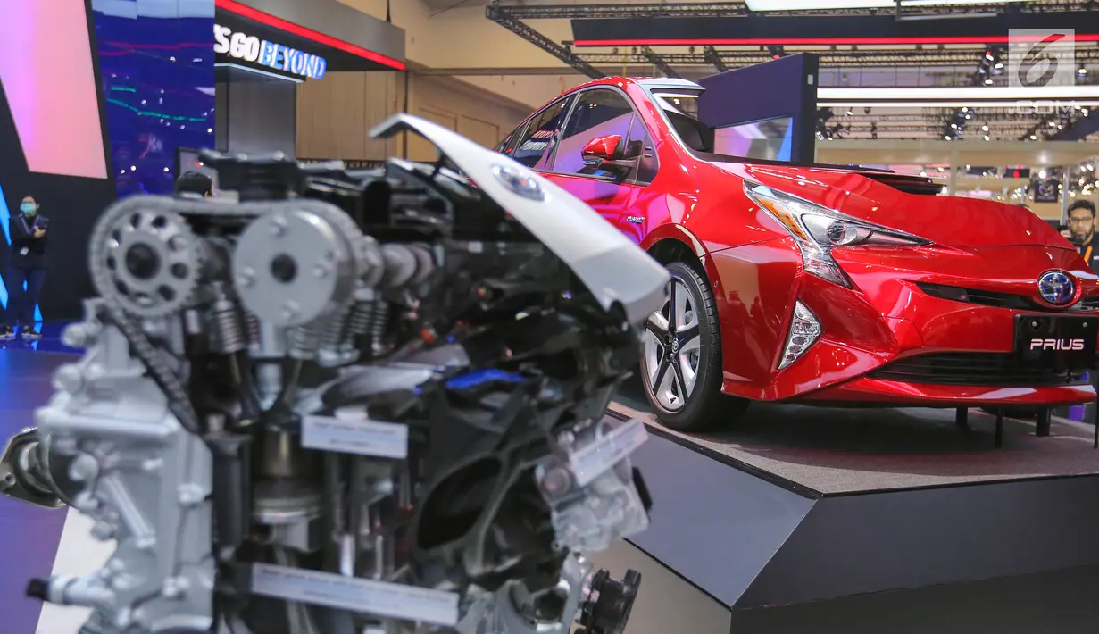 Tampilan sisi mobil hybrid electric vehicle (HEV) Toyota Prius Gen-4 X-Ray cut body yang dipamerkan dalam GAIKINDO Indonesia International Auto Show (GIIAS) 2019 di ICE BSD, Tangerang, Jumat (19/9/2019). (Liputan6.com/Fery Pradolo)