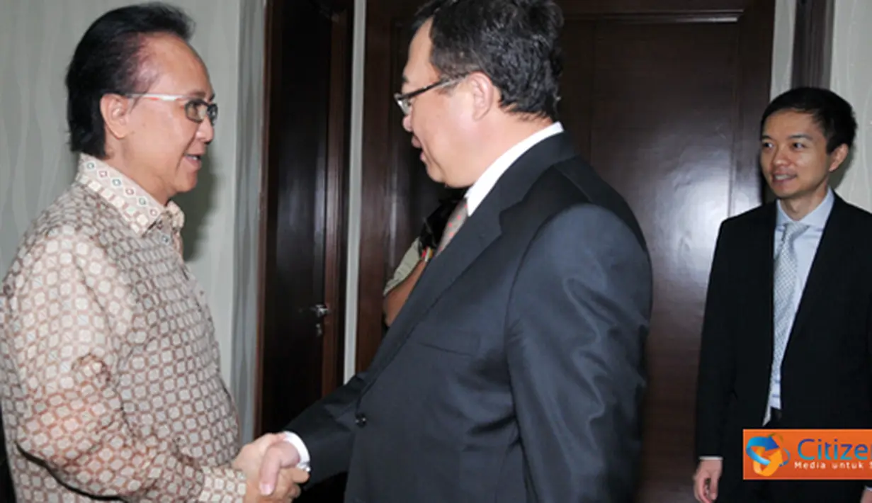 Citizen6, Jakarta Pusat: Menteri Kelautan dan Perikanan Sharif C Sutardjo menerima kunjungan Duta Besar (Dubes) Republik Rakyat Tiongkok (RRT) Liu Jianchao pada, Rabu (18/4). (Pengirim: Efrimal Bahri)