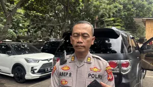 Dua Pelajar SMA Bandung Acungkan Pedang Samurai ke Polisi