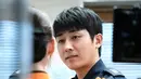 Dalam potongan gambar lainnya, Bong Do Jin dan Song Seol bertemu di ruang cuci di tengah malam. Do Jin berbicara dengan Song Seol dengan senyum lembut saat dia mencoba meredam rasa senangnya saat berduaan dengan Song Seol. (Foto: SBS via Soompi)