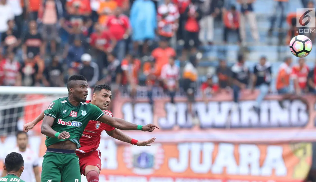 Bek Persija, Jaimerson Da Silva Xavier (kanan) berebut bola atas dengan pemain PSMS N Guessan Kissito saat laga kedua Semifinal Piala Presiden 2018 di Stadion Manahan, Solo, Jawa Tengah, Senin (12/2). Persija unggul 1-0. (Liputan6.com/Helmi Fithriansyah)