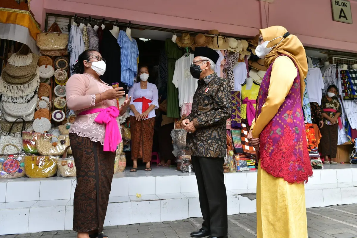 Wakil Presiden Ma'ruf Amin berbincang dengan salah satu pedagang di Pasar Seni Guwang, Sukawati, Kabupaten Gianyar pada Minggu 5 Desember 2021
