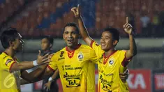 Gelandang Sriwijaya FC, Bayu Gatra (kanan) bersama Alberto Goncalves melakukan selebrasi usai mencetak gol ke gawang PBFC di Piala Bhayangkara di Stadion Si Jalak Harupat, Bandung, Jumat (18/3/2016). Sriwijaya unggul 3-1. (Liputan6.com/Helmi Fithriansyah)