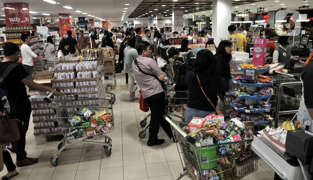 Antrean pengunjung untuk membayar belanjaan mereka di sebuah pusat perbelanjaan kawasan Kelapa Gading, Jakarta, Senin (2/3/2020). Warga berbondong-bondong membeli bahan-bahan pokok hingga masker dan hand sanitizer setelah dua warga Depok positif terinfeksi virus corona. (merdeka.com/Iqbal S Nugroho)