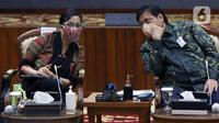 Menko Perekonomian, Airlangga Hartarto (kanan) berbincang bersama Menteri Keuangan, Sri Mulyani Indrawati di sela-sela jumpa pers terkait disahkannya UU Omnibus Law Cipta Kerja di Graha Sawala Kemenko Perekonomian, Jakarta, Rabu (7/10/2020). (Liputan6.comHelmi Fithriansyah)