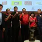 Dirut PT Surya Citra Media, Sutanto Hartono berfoto bersama usai press conference Torabika Soccer Championship di Main Hall SCTV, Jakarta, Rabu (21/12). Torabika Soccer Championship 2016 resmi berakhir pada 18 Desember. (Liputan6.com/Gempur M. Surya)