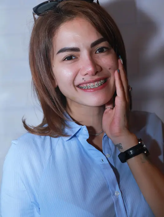 Ketika ditanyakan lebih jauh mengenai kekasihnya itu, apakah profesinya sebagai pejabat negara, ia tidak membantah juga tak mengiyakan. (Galih W. Satria/Bintang.com)