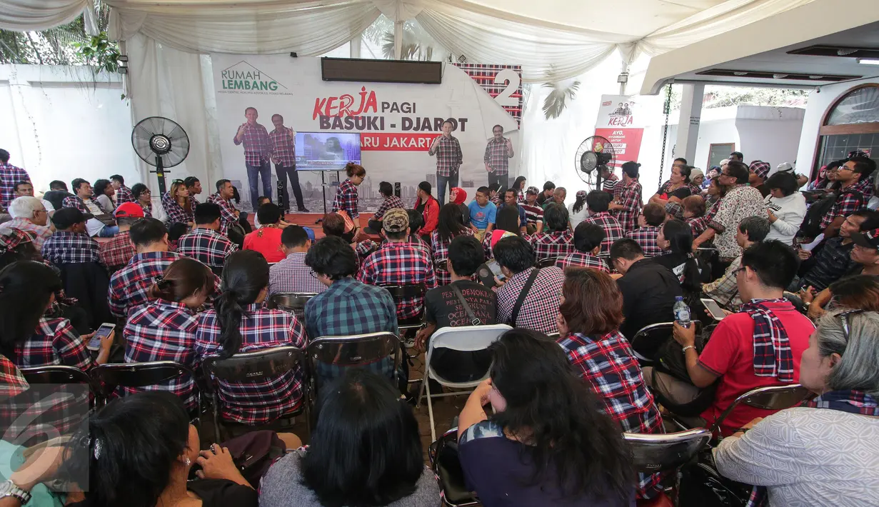 Suasana para pendukung paslon nomor 2 untuk nonton bareng Quick Count di Rumah Lembang, Jakarta, Rabu (19/4). (Liputan6.com/Faizal Fanani)