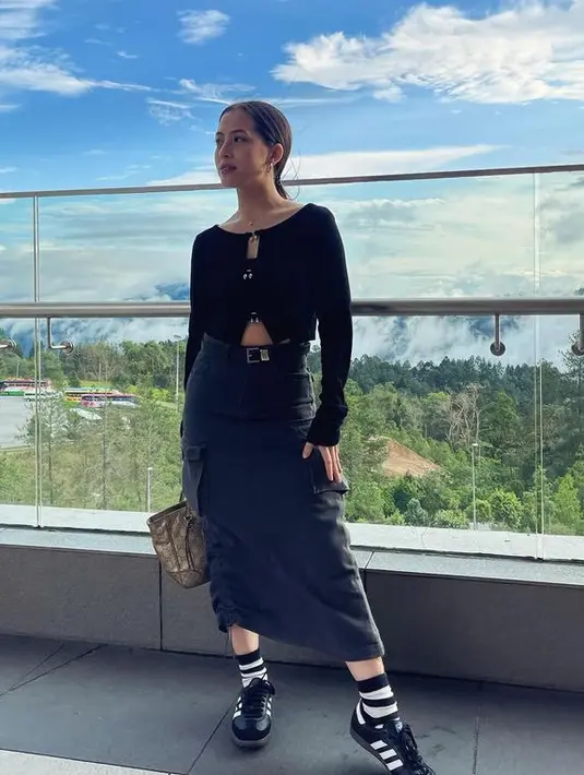 Adhisty Zara tampil dengan cardigan crop top dipadukan skirt cargo dan sepatu Adidas Samba. [@zaraadhsty]