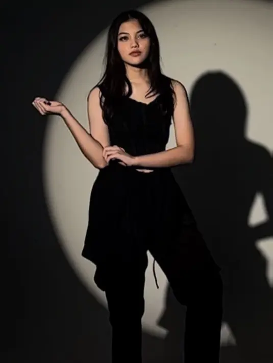 Raihana sapaan akrab anak Sahrul Gunawan jadi ABG cantik yang berbakat di dunia seni. Ia fokus pada dunia art yakni gambar animasi. Selain itu, Raihana juga memiliki suara merdu. [Instagram/raihana_zemma]