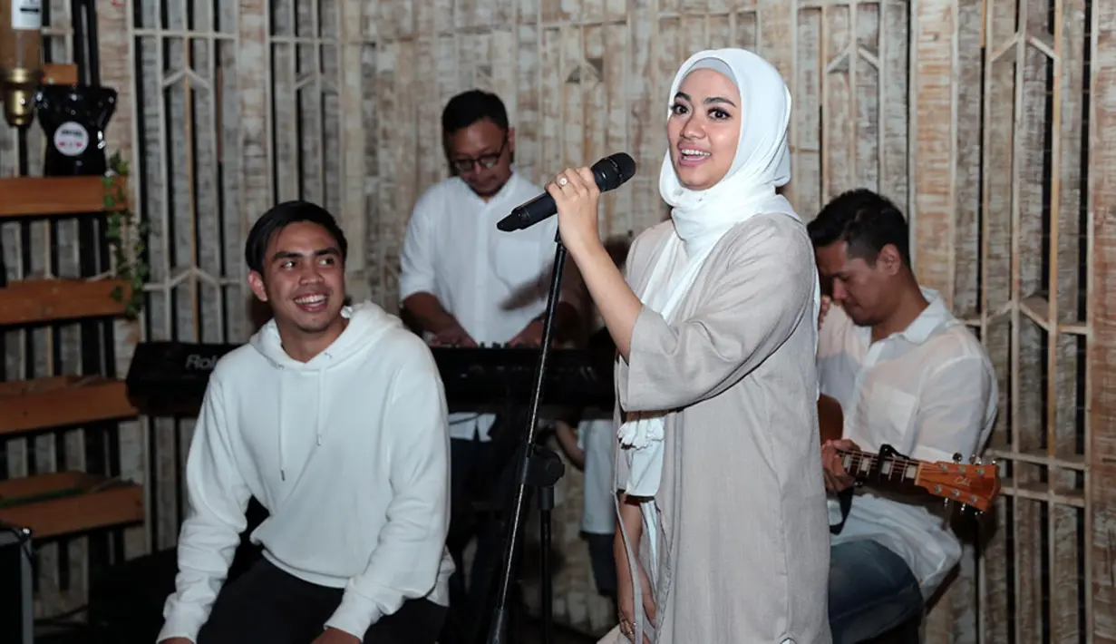 "Ini karya berikutnya setelah buku yang berjudul Teman Tapi menikah. Tadinya mau dinamakann teman tapi menikah, kok nggak seru. Akhirnya dikasinama Dengarkan Dia," ungkap Ditto, di kawasan SCBD, Jakarta Selatan, Senin (5/6). (Deki Prayoga/Bintang.com)