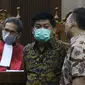 Terdakwa kasus dugaan korupsi di PT Asuransi Jiwasraya dari kalangan pengusaha, Heru Hidayat dan Joko Hartono Tirto (kedua kiri dan kanan berdiri) saat menjalani sidang lanjutan di Pengadilan Tipikor Jakarta, Senin (6/7/2020). Sidang mendengar keterangan saksi. (Liputan6.com/Helmi Fithriansyah)