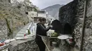 Perempuan Yunani secara tradisional pindah ke rumah suami baru mereka setelah menikah. Di Olimpos, yang terjadi justru sebaliknya. (Louisa GOULIAMAKI / AFP)