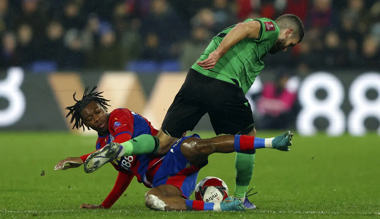 Pemain Crystal Palace Omotayo Adaramola (kiri) berebut bola dengan pemain Stoke City Tommy Smith pada pertandingan putaran kelima Piala FA di Selhurst Park, London, Inggris, 1 Maret 2022. Crystal Palace menang 2-1. (AP Photo/Ian Walton)