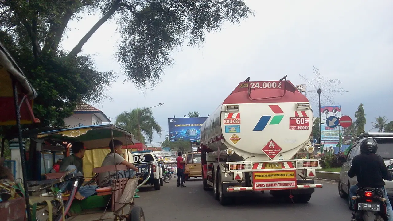 Kendaraan pengangkut BBM tengah melintas di Garut