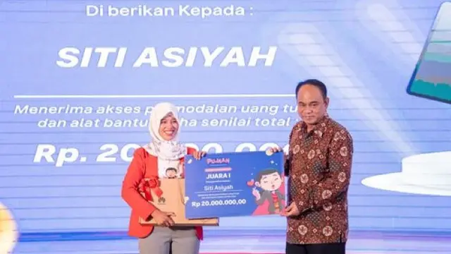 Menteri Komunikasi dan Informasi, Budi Arie Setiadi, pada saat memberikan hadiah kepada juara pertama kompetisi PUJAAN, ibu Siti Asiyah. Selasa, 16/1/2024. (Foto: Bukalapak)
