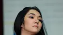 Diakui pula oleh Gisel jika terdapat kekhawatiran menghadapi dunia yang telah kacau, namun bukan berarti harus menghentikan aktivitasnya. Gisella Anastasia mengutamakan waspada dan banyak berdoa dalam menghadapinya. (Deki Prayoga/Bintang.com)