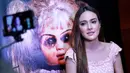 Film The Doll mengangkat kisah pasangan suami istri Anya diperankan Shandy Aulia dan Daniel (Denny Sumargo). Mendapat teror setelah pulang membawa boneka misterius. Boneka milik anak korban pembunuhan. (Adrian Putra/Bintang.com)