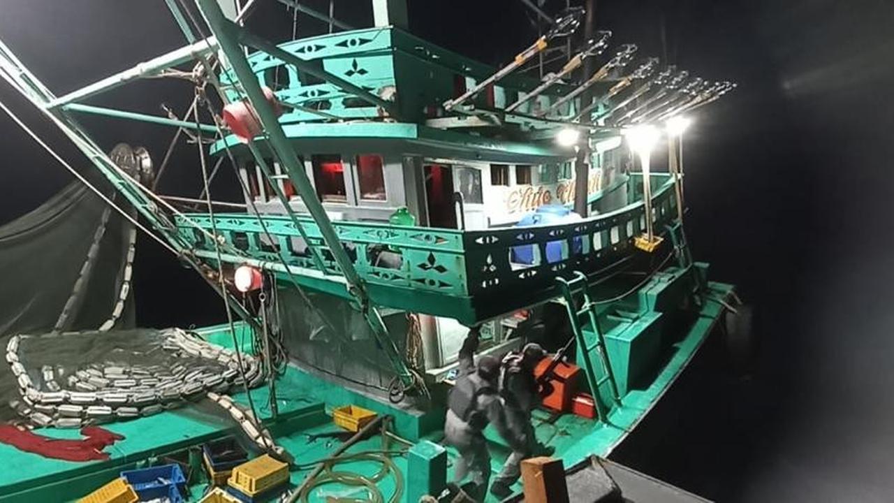 Bakamla RI menangkap kapal ikan asing (KIA) berbendera Vietnam di Perairan Natuna Utara, Sabtu (20/8/2022)