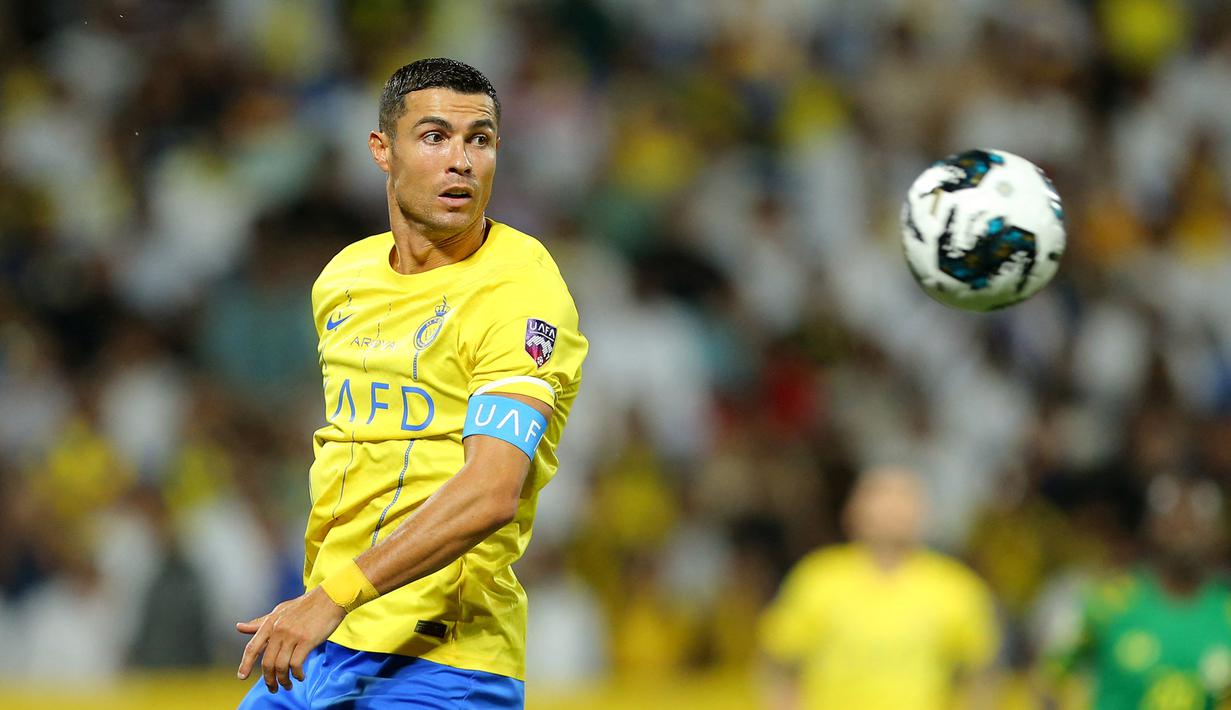 Pemain Al Nassr, Cristiano Ronaldo berusaha mengontrol bola pada laga semifinal Liga Champions Arab 2023 melawan Al Shorta di Prince Sultan bin Abdul Aziz Stadium, Abha, 9 Agustus 2023. Al Nassr sukses melaju ke babak final setelah menang dengan skor 1-0. (AFP/Abdullah Mahdi)