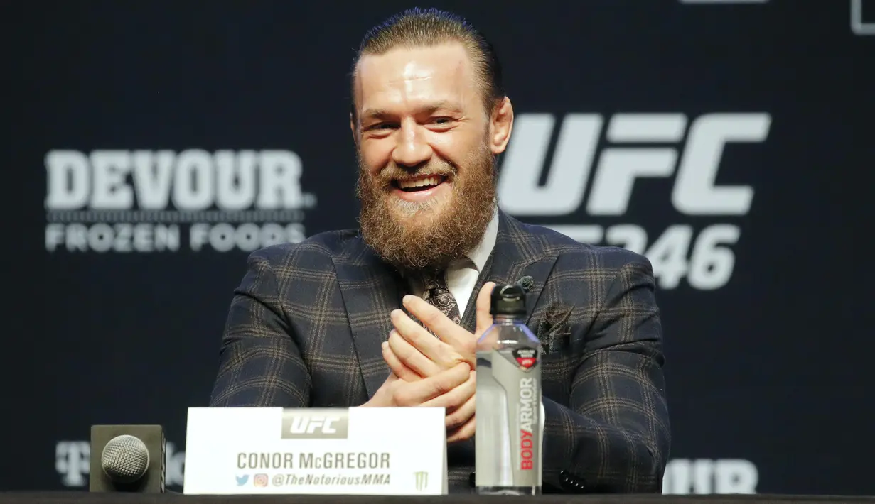 Conor McGregor tersenyum saat konferensi pers untuk pertarungan seni bela diri campuran UFC 246 melawan Donald "Cowboy" Cerrone di Las Vegas (15/1/2020). Duel McGregor dan Cerrone jadi pertarungan non-gelar kelas welter UFC. (AP Photo/John Locher)