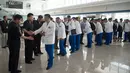 Atlet Korut yang dikepalai Wakil Menteri Olahraga Korea Utara, Won Kil U bersiap meninggalkan bandara internasional Pyongyang, Korut (10/8). Korut akan berpartisipasi dalam Asian Games 2018 di Jakarta dan Palembang, Indonesia. (AFP Photo/Kim Won-Jin)
