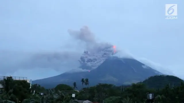 Gunung Mayon diprediksi akan meletus dalam hitungan hari. Kepulan asap hitam diikuti lava panas keluar dari kawah gunung berapi paling aktif di Filipina itu.