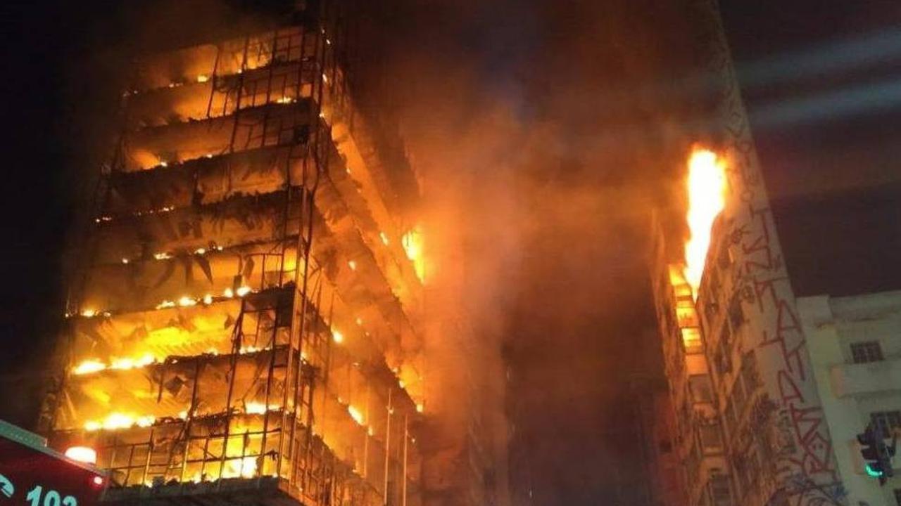 Sebuah gedung terbengkalai di kota Sao Paulo ambruk setelah kebakaran besar yang melanda pada Senin, 1 Mei 2018 (AP Photos/Sao Paulo Fire Department)