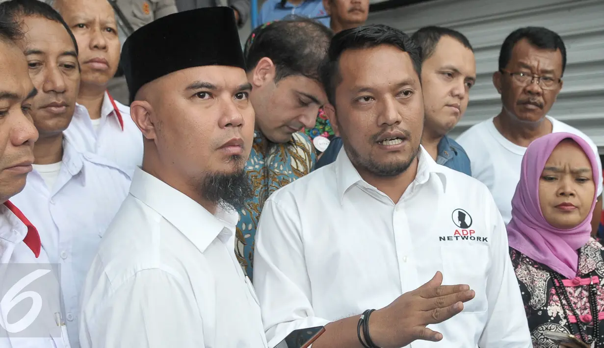 Ahmad Dhani dan Kuasa hukumnya, Ramdan Alamsyah memberikan keterangan kepada wartawan usai memberikan laporan di Polda Metro Jaya, Rabu (9/11). Ahmad Dhani laporkan pihak yang menuduhnya menghina Presiden Joko Widodo. (Liputan6.com/Yoppy Renato)