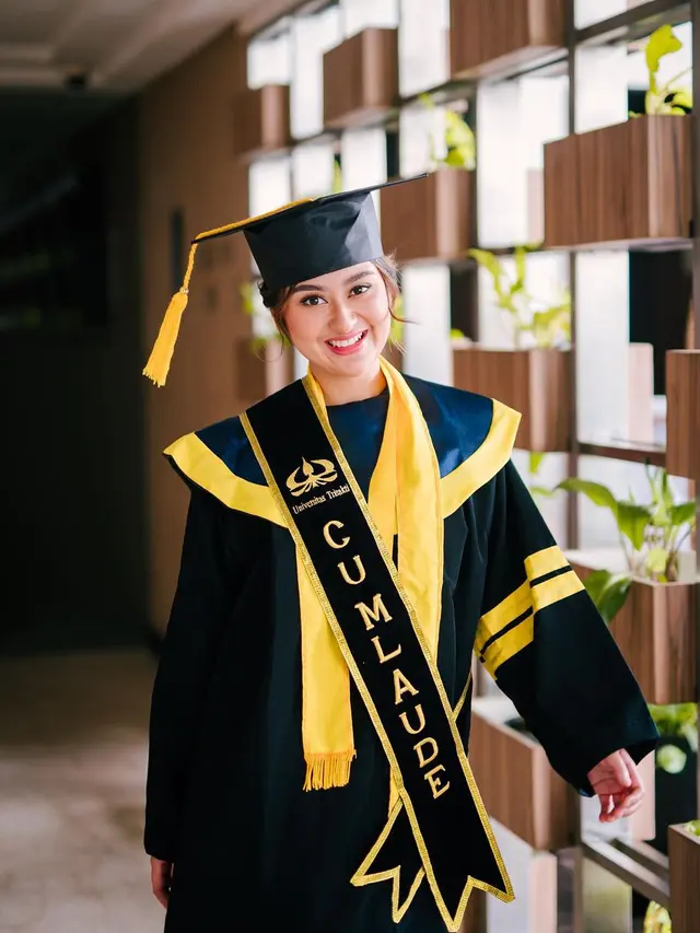 7 Momen Wisuda Memes Prameswari, Raih Gelar Magister dengan Predikat Cumlaude