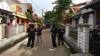 Tim Densus 88 gerebek rumah terduga teroris di Tangerang. (Liputan6.com/Pramita)