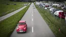 Mobil-mobil diparkir berbaris di lapangan saat pertemuan dunia ke-24 mobil Citroen klasik di pedesaan Swiss. (GABRIEL MONNET/AFP)