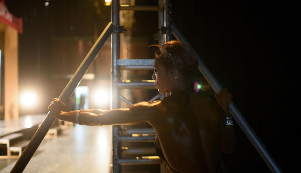 Peserta kategori 'Miss Athletic Korea Pro' sedang bersiap menunggu giliran tampil. (AFP PHOTO/Ed Jones)